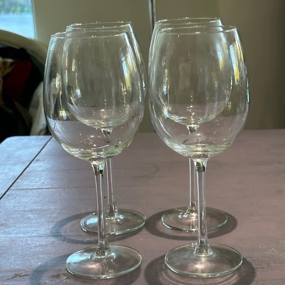 Williams Sonoma 4 wine glasses